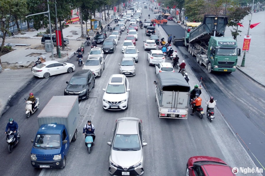 Ùn tắc giao thông thường xuyên tại trung tâm TP. Vinh