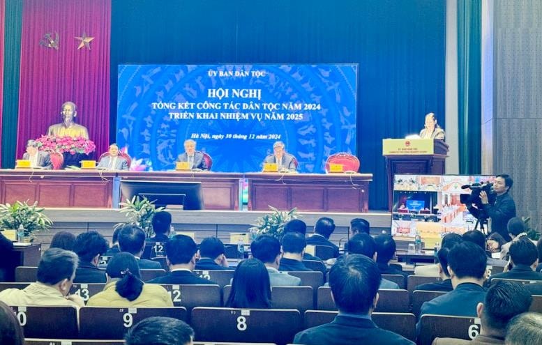 Nêu cao sự tận tâm và phát huy tối đa tinh thần trách nhiệm đối với đồng bào các dân tộc