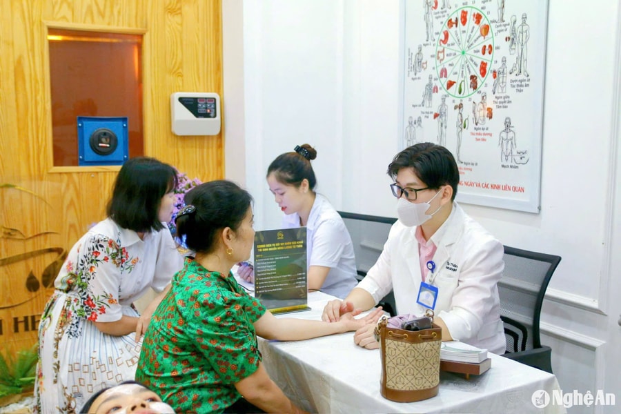 'Bàn tay vàng' trị liệu bệnh lý và làm đẹp lành tính tự nhiên