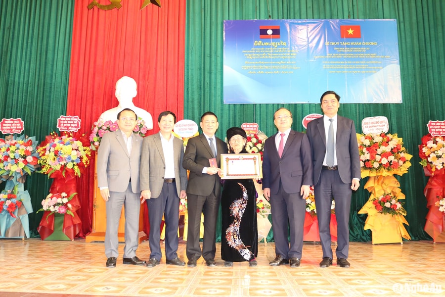 Truy tặng Huân chương Lao động hạng Nhất của Chủ tịch nước Cộng hòa Dân chủ Nhân dân Lào cho đồng chí Hồ Đức Bính