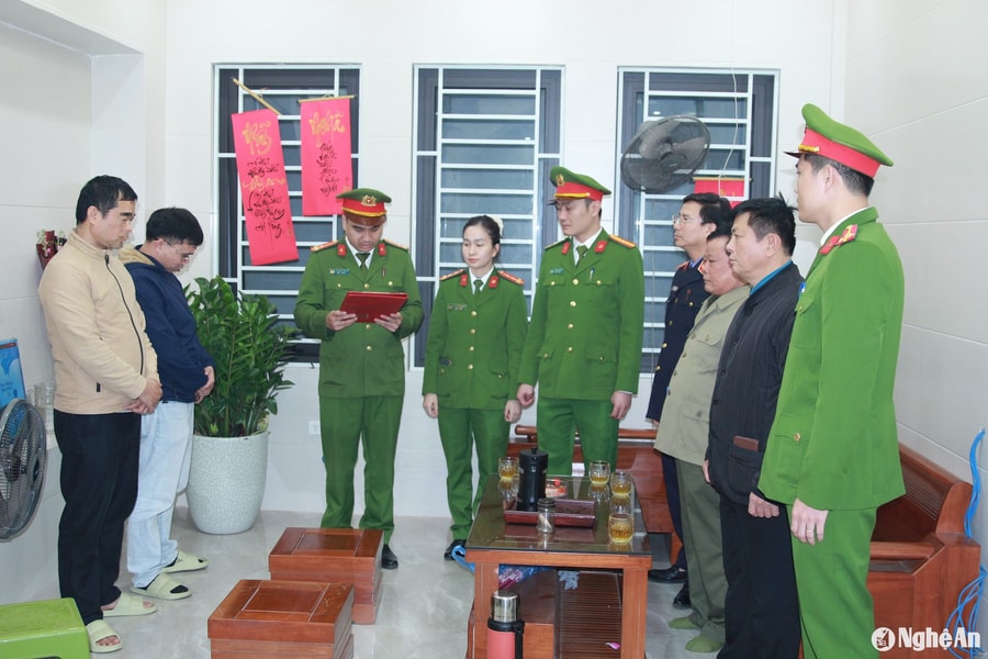 Công an thành phố Vinh bắt, khám xét khẩn cấp 3 đối tượng làm giả báo cáo đánh giá tác động môi trường