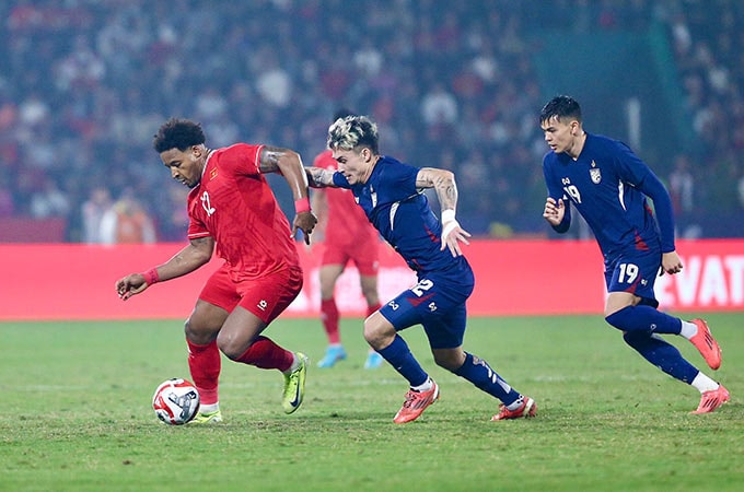 HLV Kim Sang-sik gặp sự cố trên sân Việt Trì; CĐV Thái Lan: ‘Chalermsak lẽ ra nên biết Xuân Son là ai'