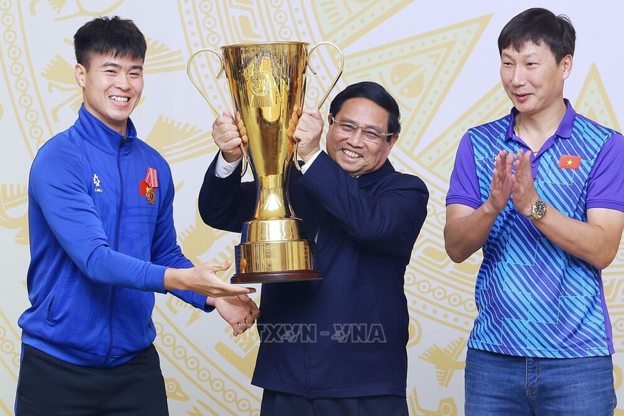 Thủ tướng trao phần thưởng cho ĐT Việt Nam; Phản ứng của Nam Định khi mất Xuân Son cả mùa V.League