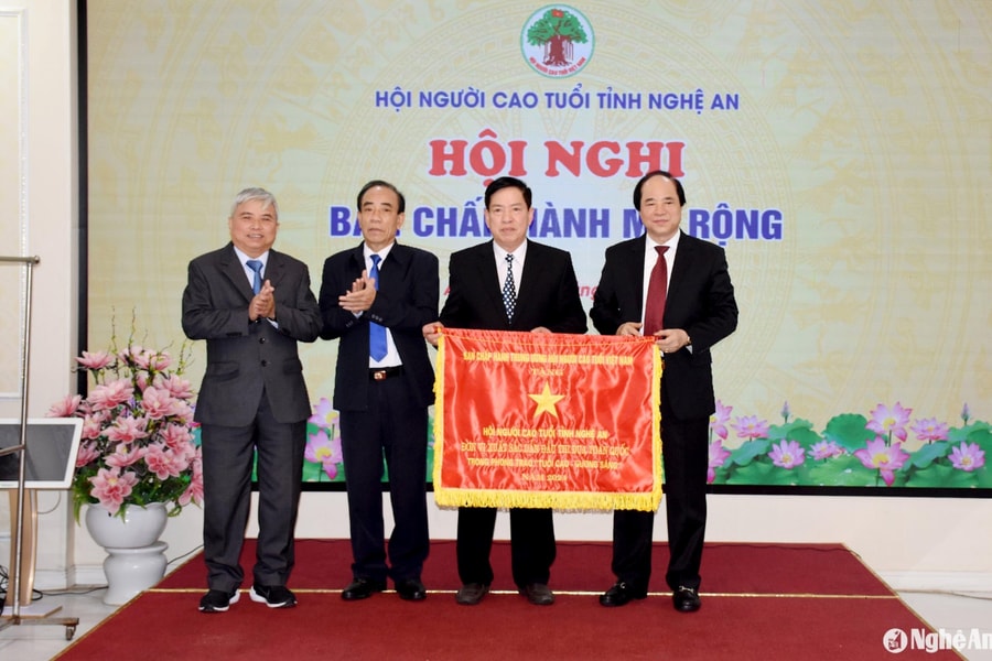 Người cao tuổi hãy sống vui, sống khỏe, là tấm gương sáng cho thế hệ con cháu