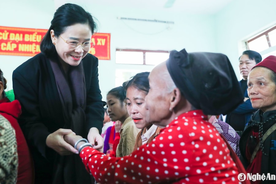 Ngành Y tế Nghệ An trao quà Tết cho hộ nghèo ở xã Thạch Ngàn (Con Cuông)