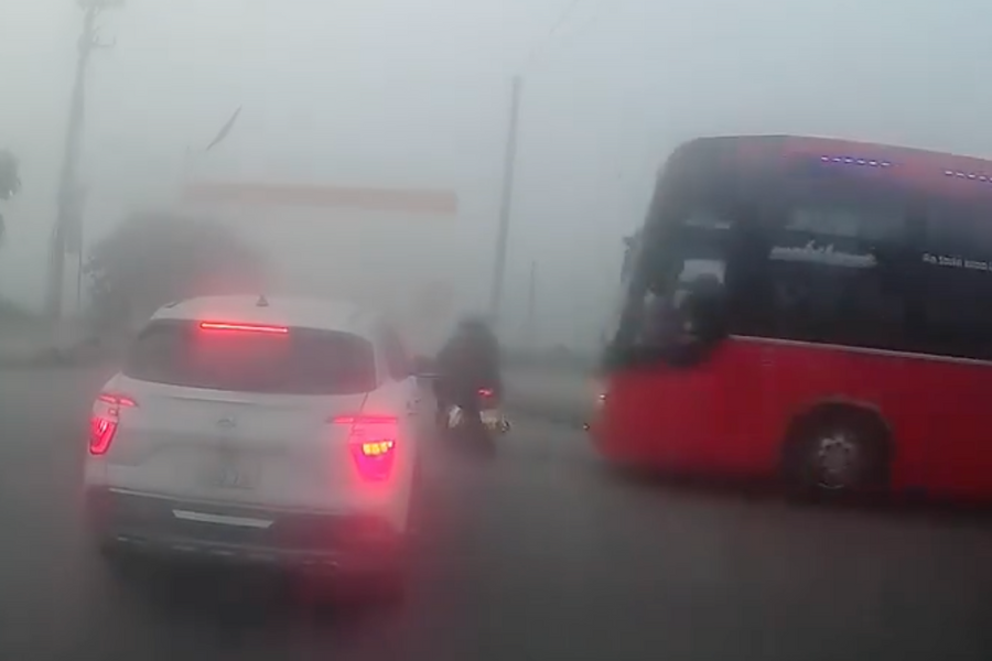 Va chạm giữa xe khách giường nằm và xe máy trong sương mù, khiến 2 mẹ con tử vong