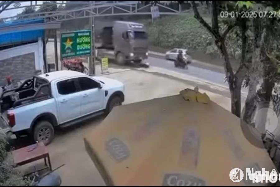 Băng qua đường, người phụ nữ bị xe đầu kéo cán tử vong