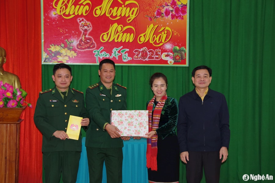 Chủ tịch Ủy ban MTTQ tỉnh chúc Tết cán bộ, chiến sĩ Đồn Biên phòng Mỹ Lý