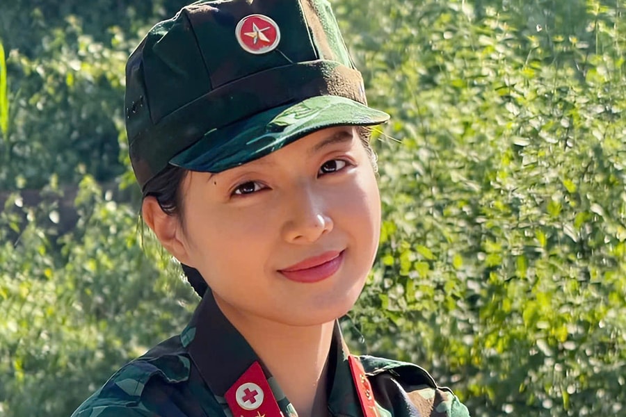 Vẻ xinh đẹp nữ tính của Trung uý Mộc Miên trong 'Không thời gian'