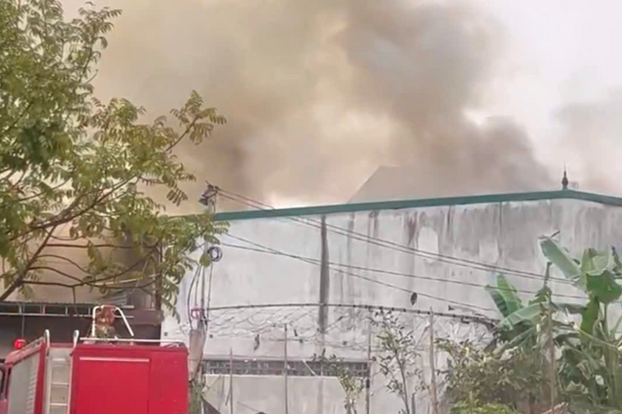 Cháy kho hàng gần Khu công nghiệp Bắc Vinh Nghệ An