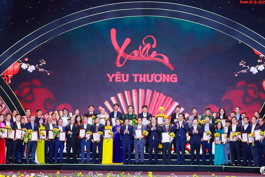 Hơn 132 tỷ đồng ủng hộ Chương trình 'Nghĩa tình dòng Lam - Xuân Ất Tỵ năm 2025' của Nghệ An