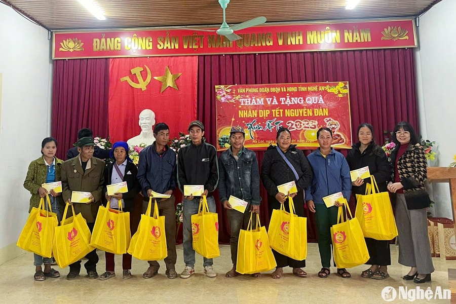 Văn phòng Đoàn đại biểu Quốc hội và Hội đồng nhân dân tỉnh Nghệ An tặng quà Tết hộ nghèo ở Kỳ Sơn