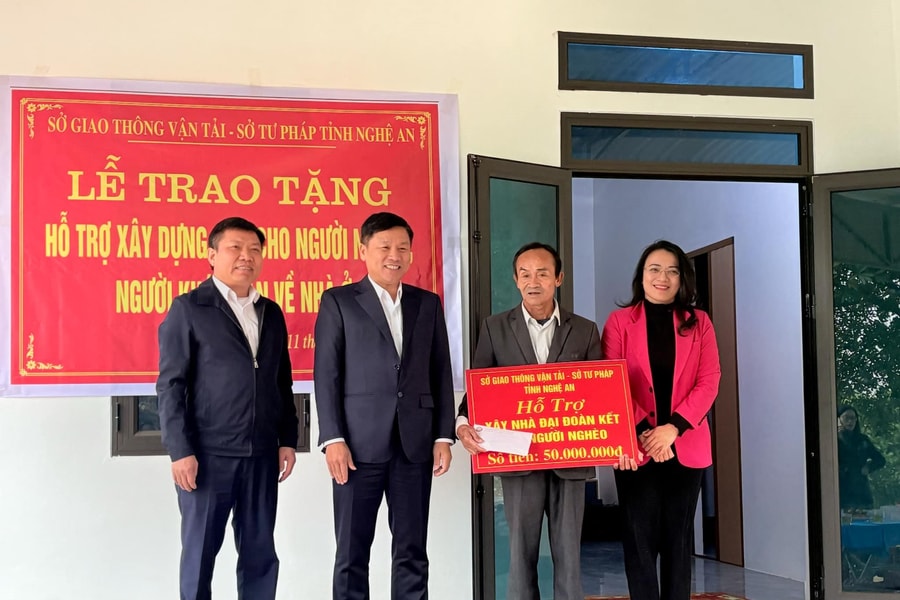 Sở Giao thông vận tải và Sở Tư pháp tặng quà Tết, trao nhà 'Đại đoàn kết' tại Nghĩa Đàn