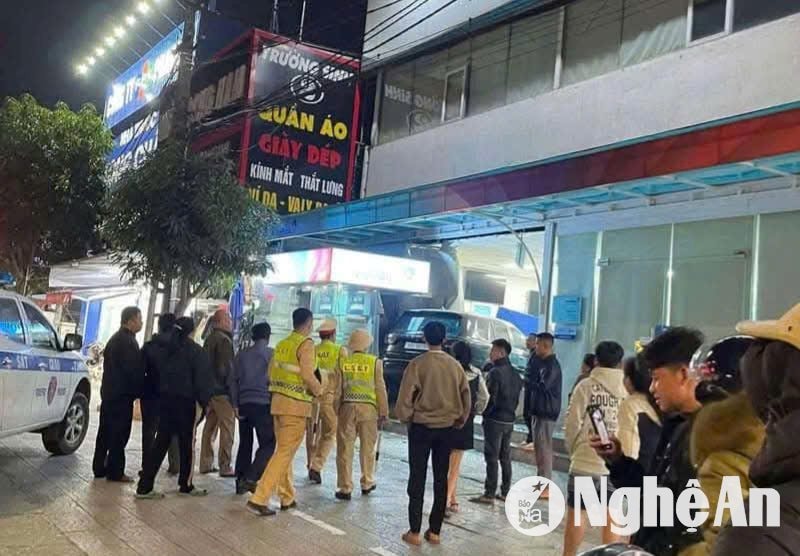 Nghệ An: Ô tô mất lái lao thẳng vào ngân hàng trong đêm