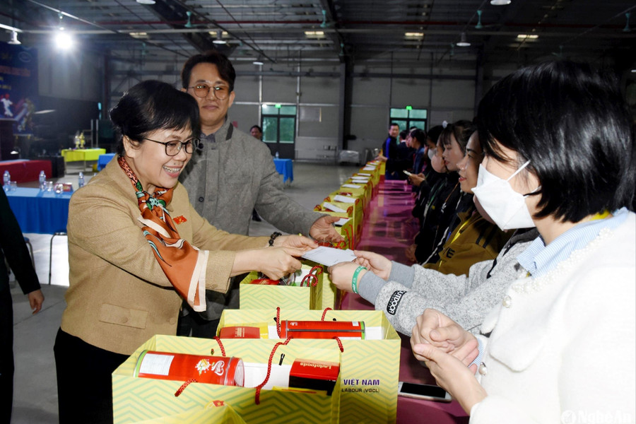 Phó Chủ nhiệm Ủy ban Tài chính, Ngân sách của Quốc hội thăm, tặng quà công nhân lao động Nghệ An