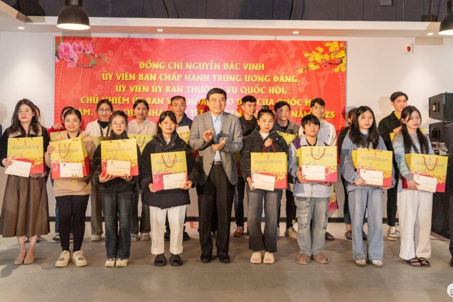 Chủ nhiệm Ủy ban Văn hóa, Giáo dục của Quốc hội tặng quà công nhân lao động tỉnh Nghệ An