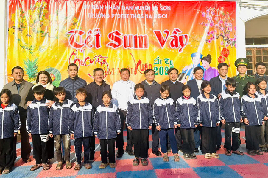 Ban Dân vận Tỉnh ủy Nghệ An tặng quà các gia đình khó khăn tại Kỳ Sơn, Quỳ Hợp