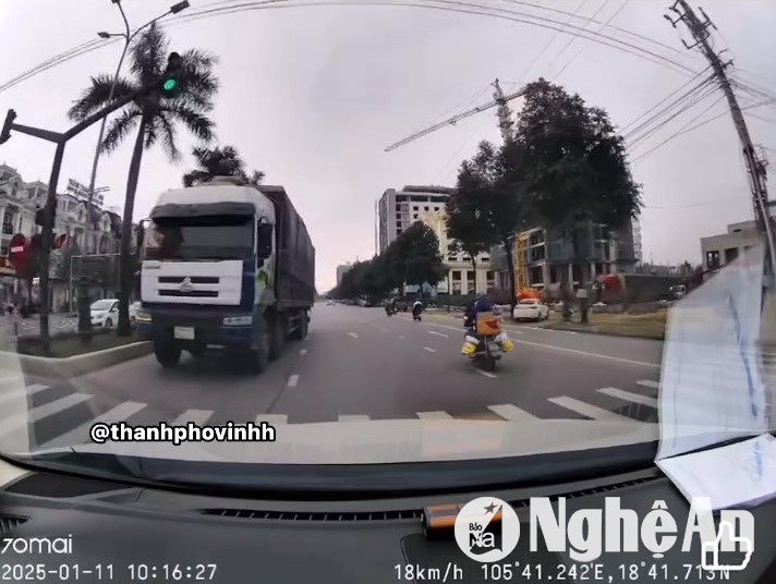 Xe tải chạy ngược chiều trên Đại lộ Lê Nin