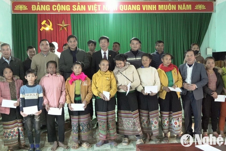 Ban Dân tộc tỉnh trao quà Tết cho người nghèo tại huyện Quế Phong