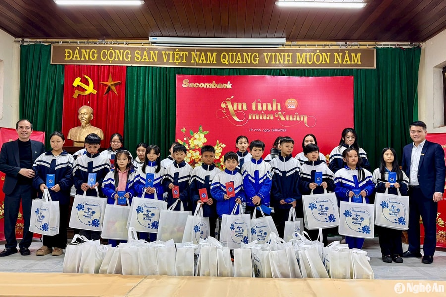 Sacombank Nghệ An mang 'Ấm tình mùa Xuân' cho trẻ em nghèo Xuân Ất Tỵ