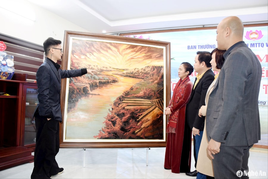 Gặp mặt tác giả và quyền tác phẩm bức tranh 'Nghĩa tình dòng Lam'