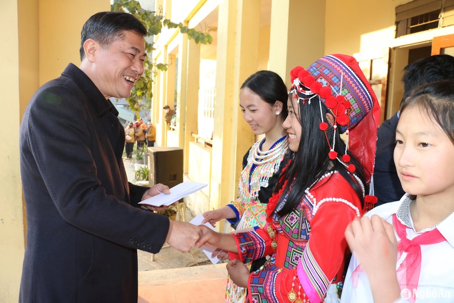 Ngành giáo dục Nghệ An trao quà tết cho giáo viên, học sinh các huyện miền núi