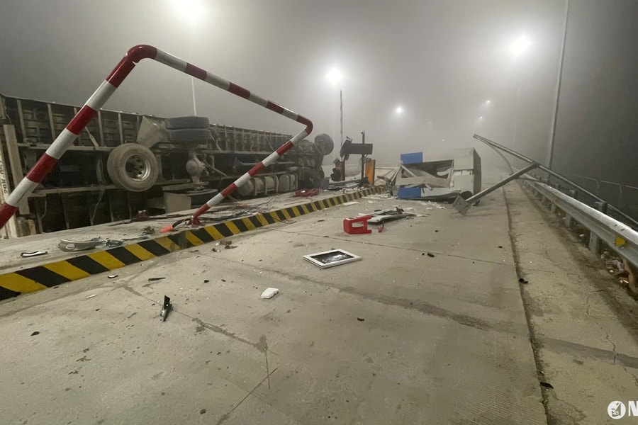 Xe container đâm trạm thu phí cao tốc, tạm thời đóng nút giao Nghi Phương