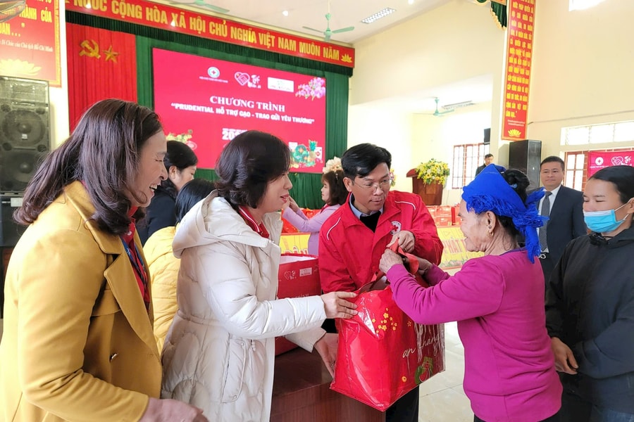 Hội Chữ thập đỏ Nghệ An trao quà Tết tại huyện Quỳ Hợp