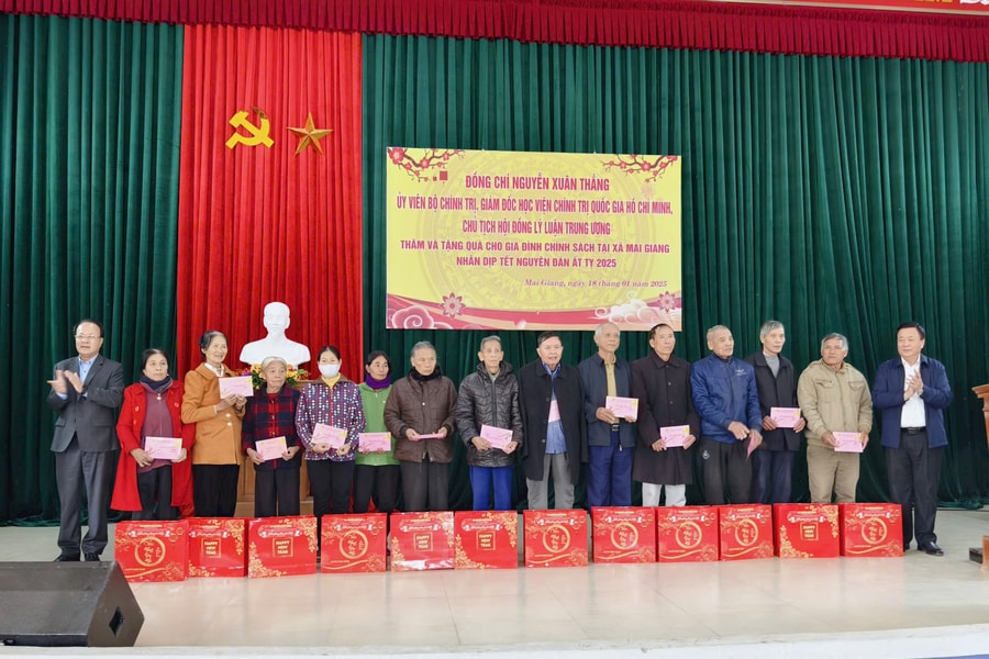 Đồng chí Nguyễn Xuân Thắng thăm, tặng quà Tết các gia đình chính sách tại huyện Thanh Chương