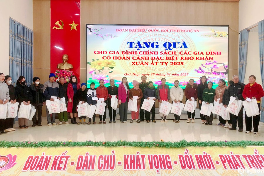 Đại biểu Quốc hội Trần Đức Thuận trao quà, chúc Tết tại huyện Quỳ Hợp và Tân Kỳ