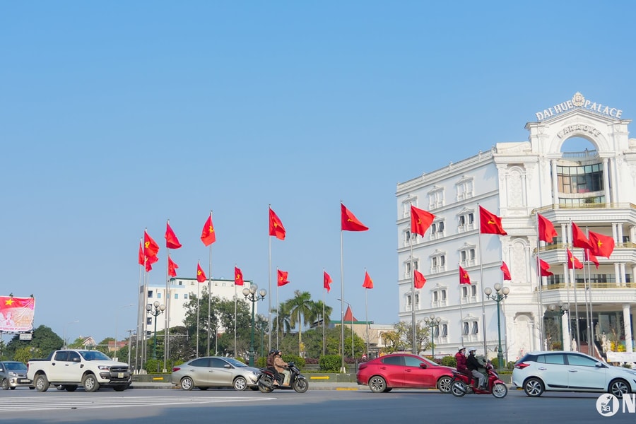 Thành phố Vinh rực rỡ cờ, hoa kỷ niệm ngày thành lập Đảng và chào đón Tết Nguyên đán