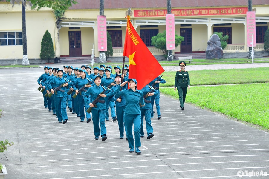 Các nữ dân quân Nghệ An luyện tập chuẩn bị cho Lễ kỷ niệm 50 năm ngày giải phóng hoàn toàn miền Nam