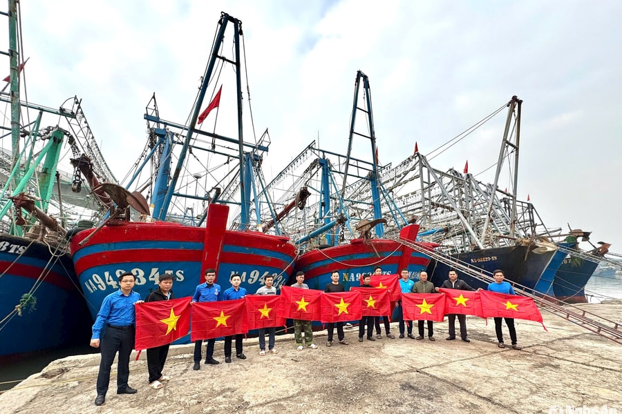 Trao 3.000 cờ Tổ quốc và hỗ trợ 50 suất quà cho ngư dân các huyện, thị vùng biển Nghệ An