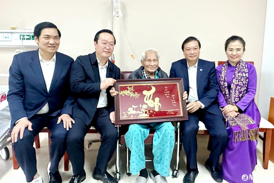 Lãnh đạo tỉnh Nghệ An và Hội đồng hương Nghệ An tại Hà Nội thăm, chúc mừng Anh hùng LLVT nhân dân - Trung tướng Nguyễn Quốc Thước tròn 100 tuổi