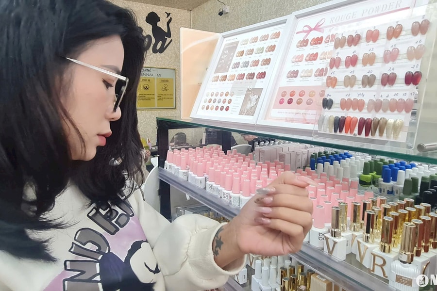 Chị em chen chân mua sắm phụ kiện làm đẹp