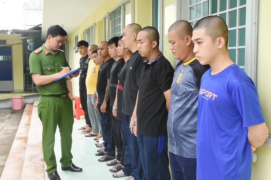 Khởi tố chủ quán phở và 12 người vụ đốt pháo hoa, nhảy múa trên Quốc lộ 1