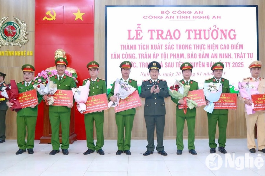 Công an Nghệ An trao thưởng thành tích xuất sắc trong đợt cao điểm tấn công, trấn áp tội phạm
