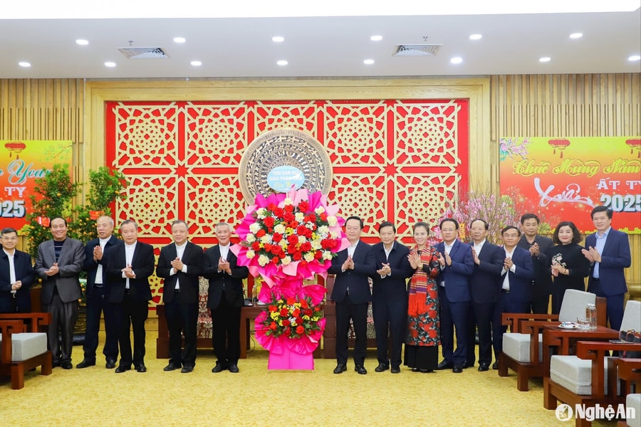 Tòa Giám mục Giáo phận Vinh thăm, chúc Tết tỉnh Nghệ An