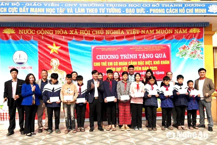 Trao tặng quà Tết cho trẻ em khó khăn ở Hưng Nguyên và Thanh Chương