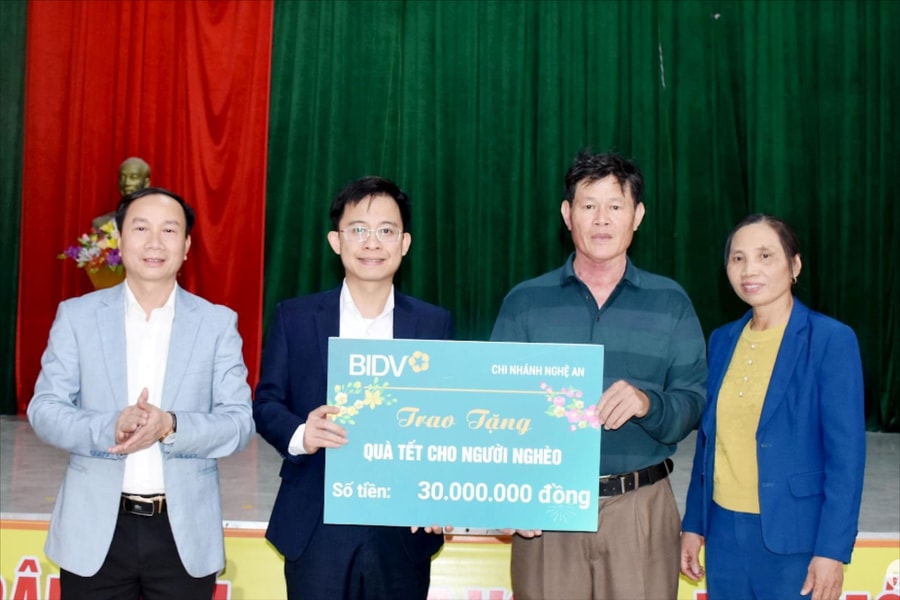 Báo Nghệ An và BIDV Chi nhánh Nghệ An trao quà Tết cho hộ nghèo ở huyện Hưng Nguyên