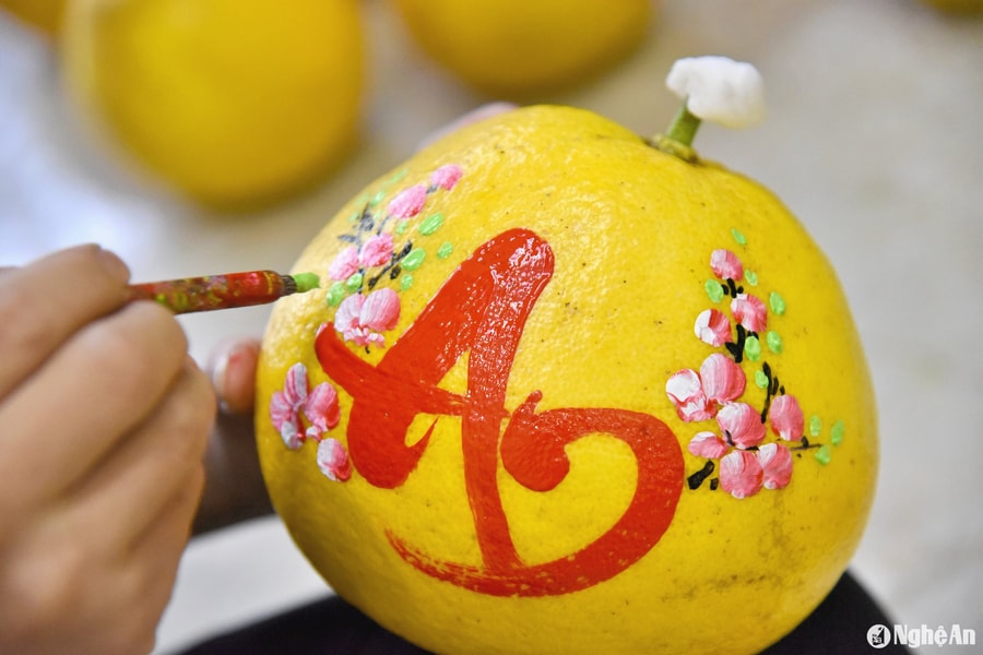 Thợ viết chữ thư pháp trên hoa quả chạy sô với đơn Tết