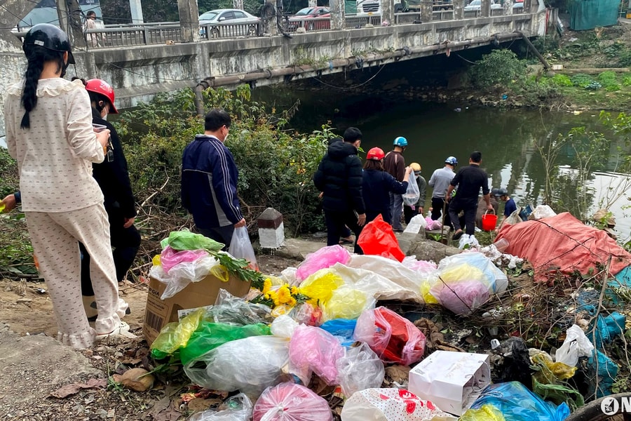 Tái diễn tình trạng vứt túi ni lông bừa bãi sau khi thả cá chép tại TP. Vinh