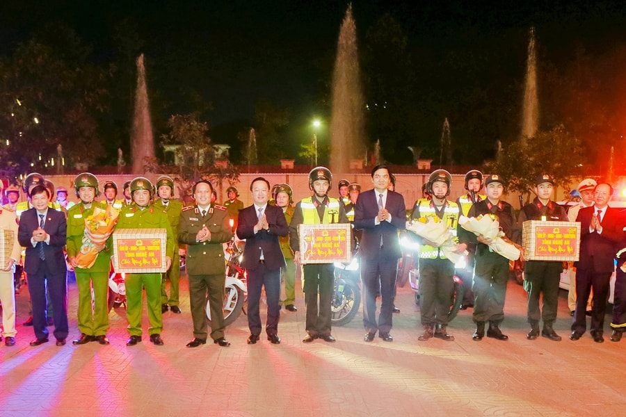 Thường trực Tỉnh ủy Nghệ An thăm, chúc Tết cán bộ, chiến sĩ Công an tỉnh