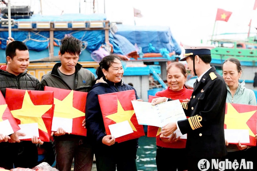 Hải trình vượt sóng dữ mang Tết ấm tới đảo tiền tiêu của Tổ quốc