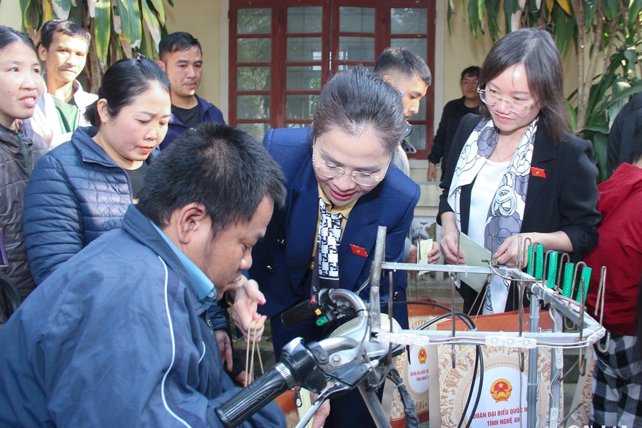 Đoàn đại biểu Quốc hội tỉnh Nghệ An trao quà Tết cho bệnh nhân nghèo, người khuyết tật và trẻ mồ côi