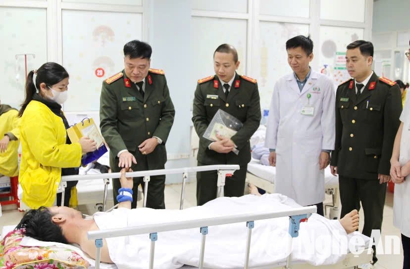 Công an tỉnh Nghệ An thăm, tặng quà các bệnh nhân có hoàn cảnh khó khăn