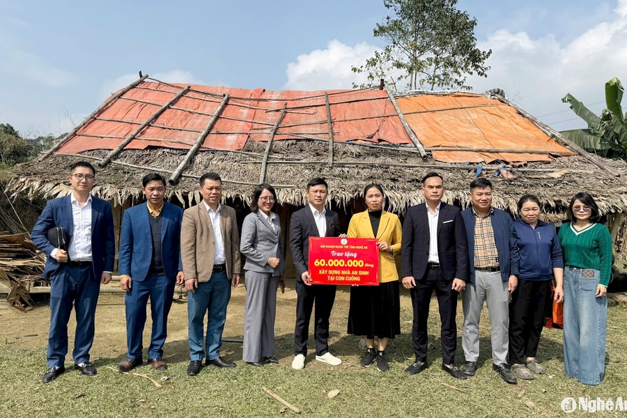 Hội Doanh nhân trẻ tỉnh trao nhà tình nghĩa và tặng quà Tết người nghèo ở Con Cuông