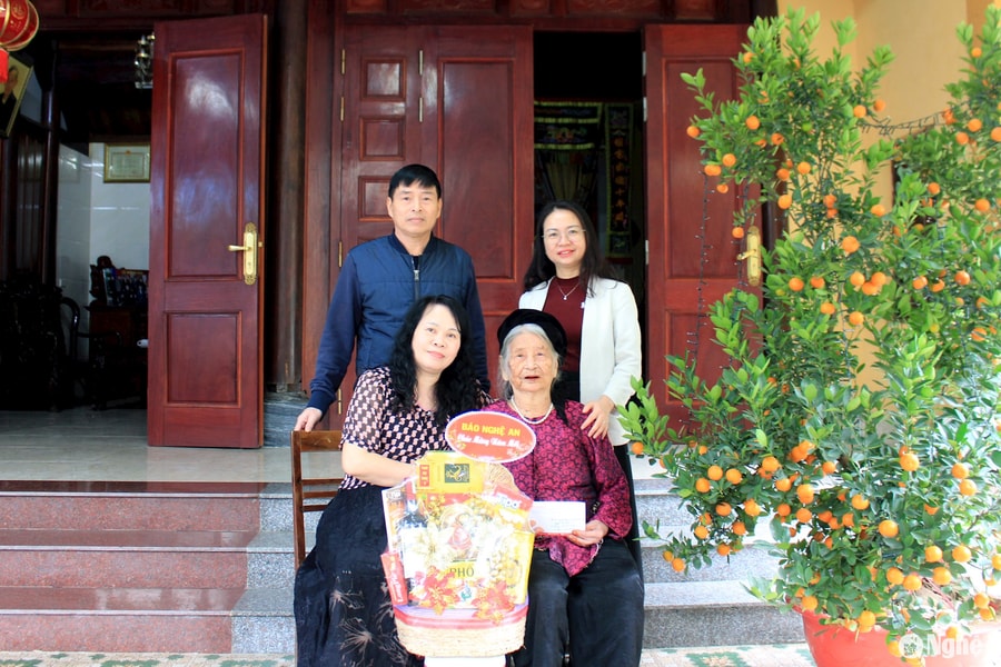 Báo Nghệ An tặng quà Tết Mẹ Việt Nam anh hùng