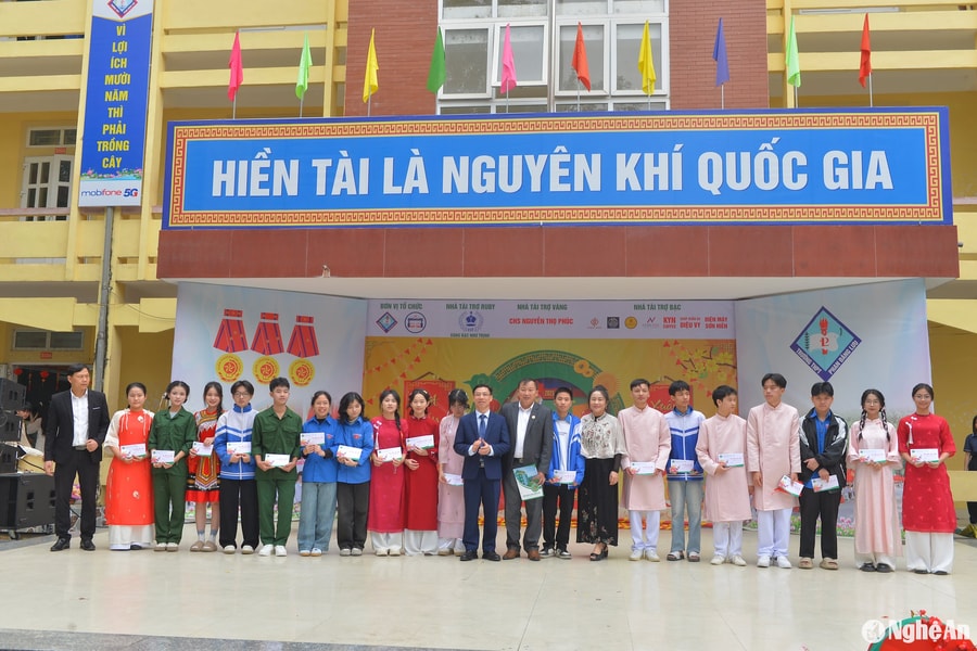 Báo Nghệ An và Bệnh viện Quang Khởi trao quà Tết ở huyện Yên Thành