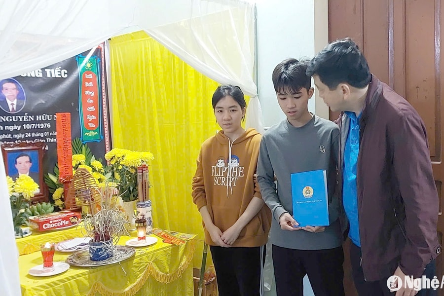 Liên đoàn Lao động tỉnh trao hỗ trợ cho gia đình 3 công nhân bị tai nạn lao động